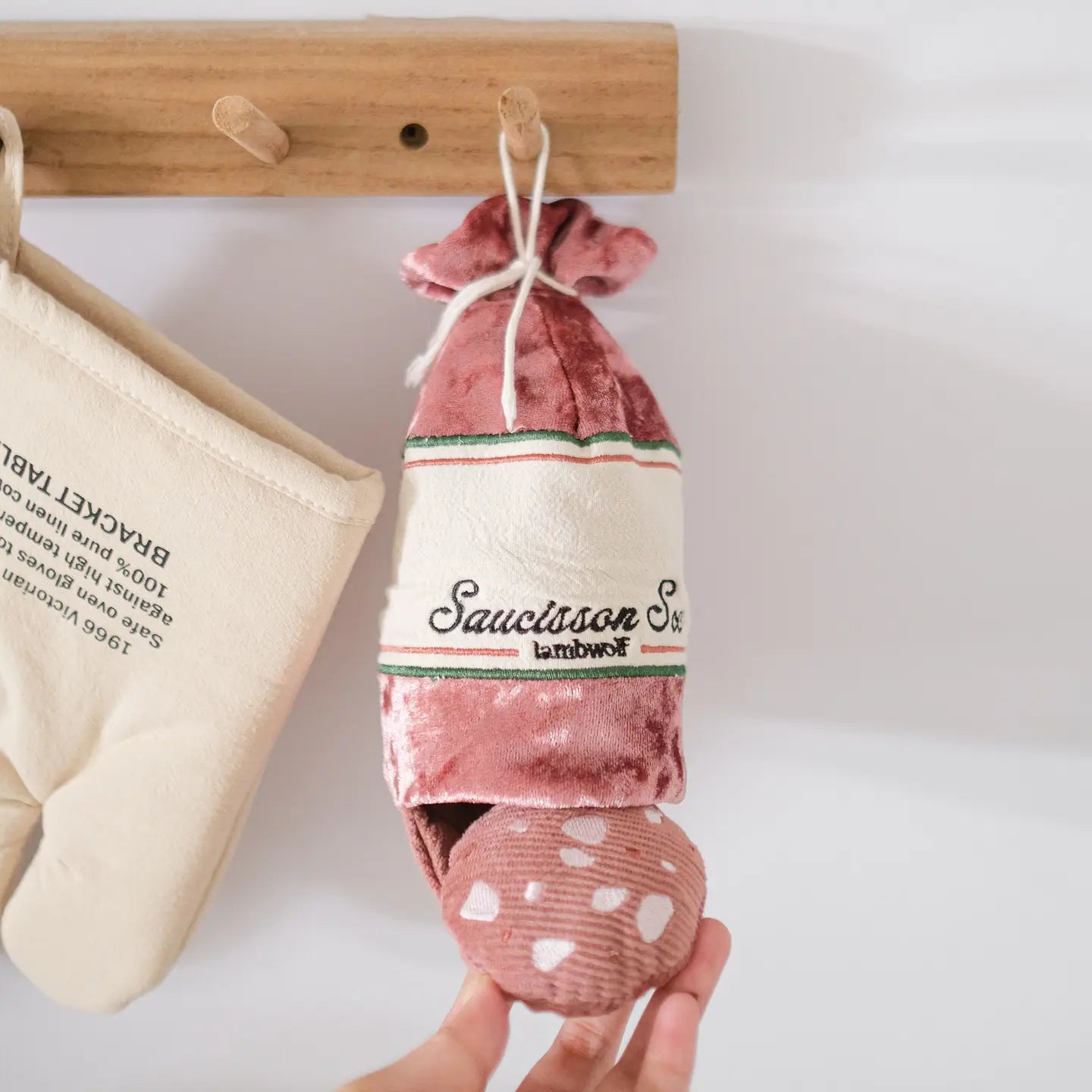 ENRICHING DRY SAUSAGE DOG TOY