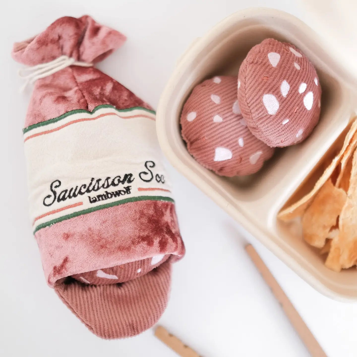 ENRICHING DRY SAUSAGE DOG TOY